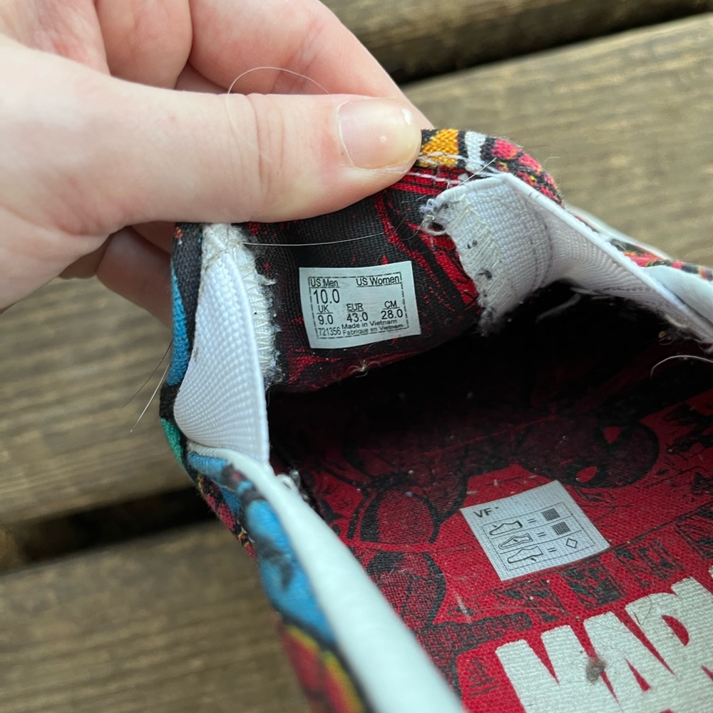 Vans Men’s Marvel Spider-Man Slip-On Shoes - Red and Blue - Picture 5 of 7